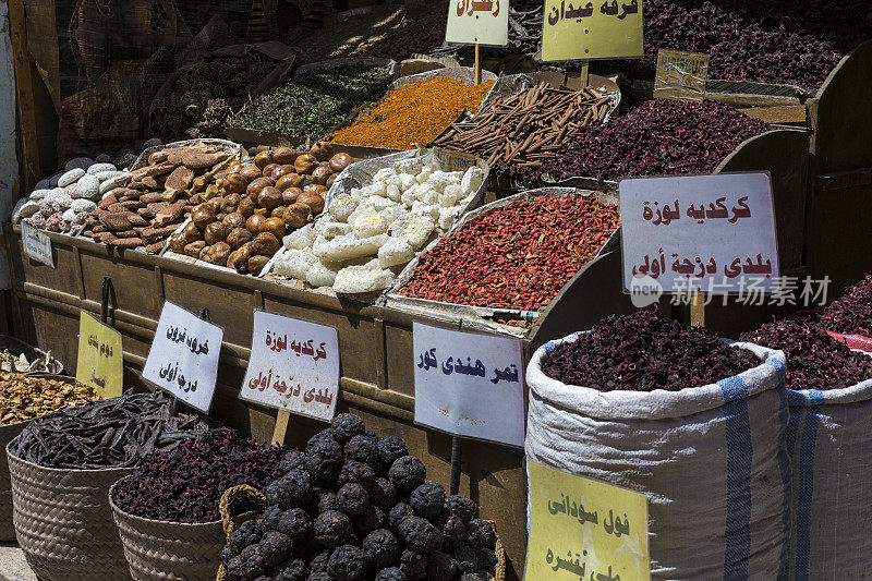 在埃及的阿斯旺，传统的香料集市上有香草和香料。