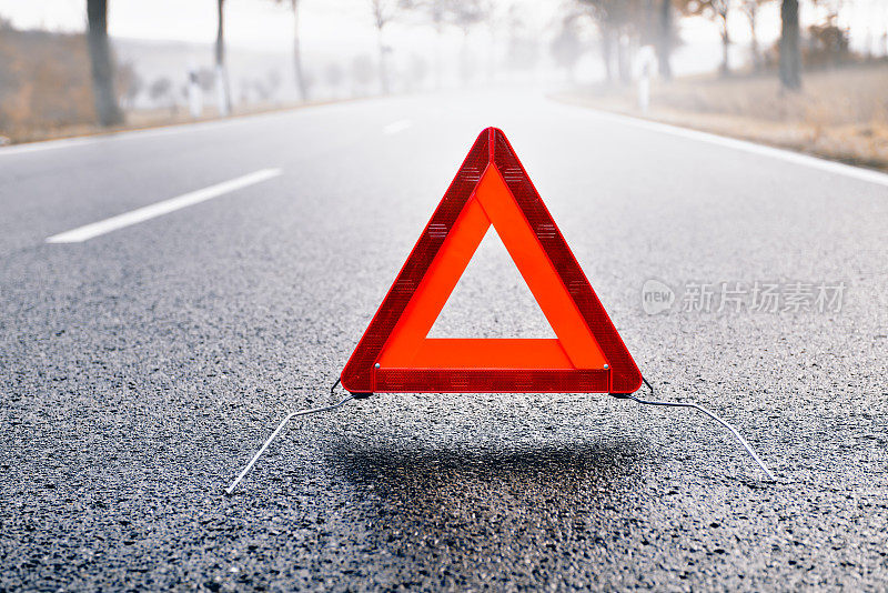 恶劣天气驾驶-迷雾道路上的三角警告