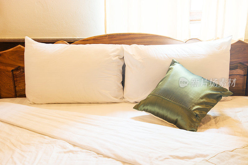 枕头和毯子在床上的老式木质卧室与灯光