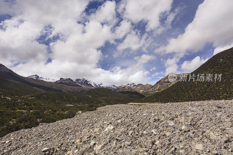 秘鲁安第斯山脉的泥石流。
