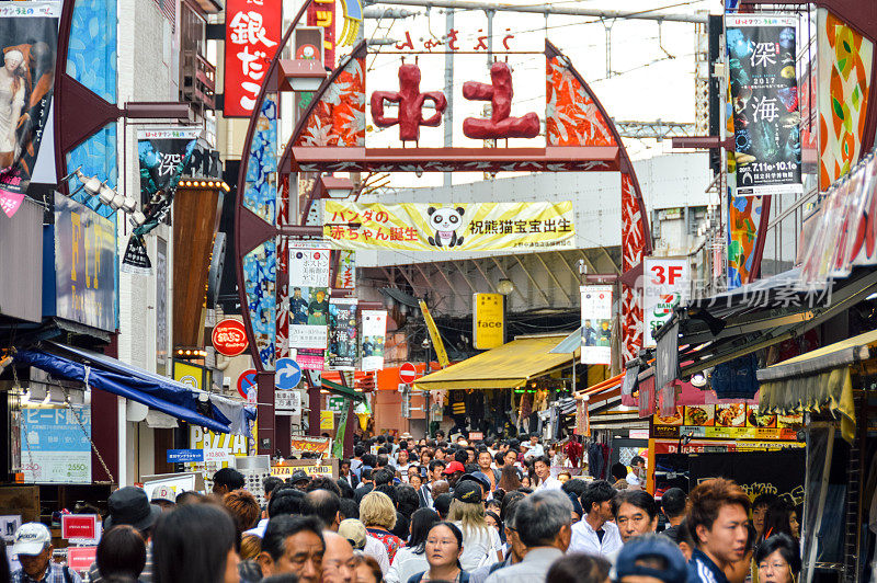 拥挤的东京街景