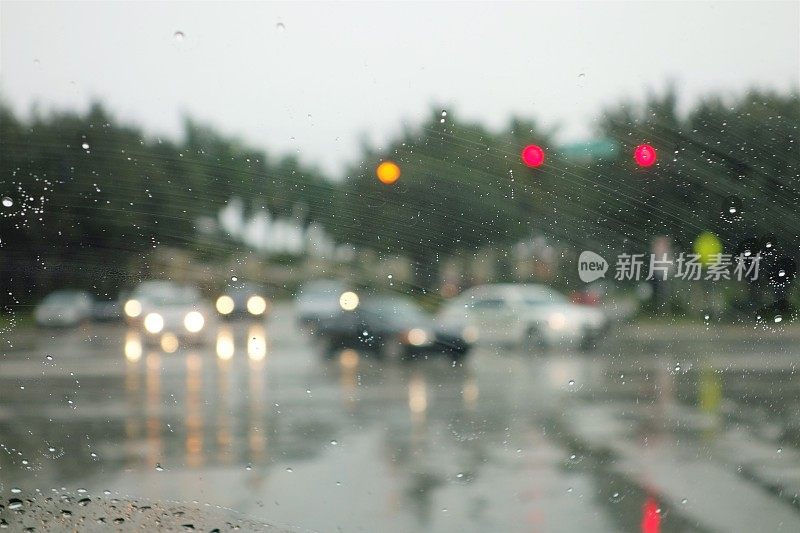 雨天从汽车内部透过挡风玻璃的POV