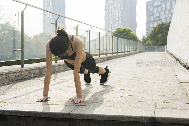 在户外做俯卧撑的女人