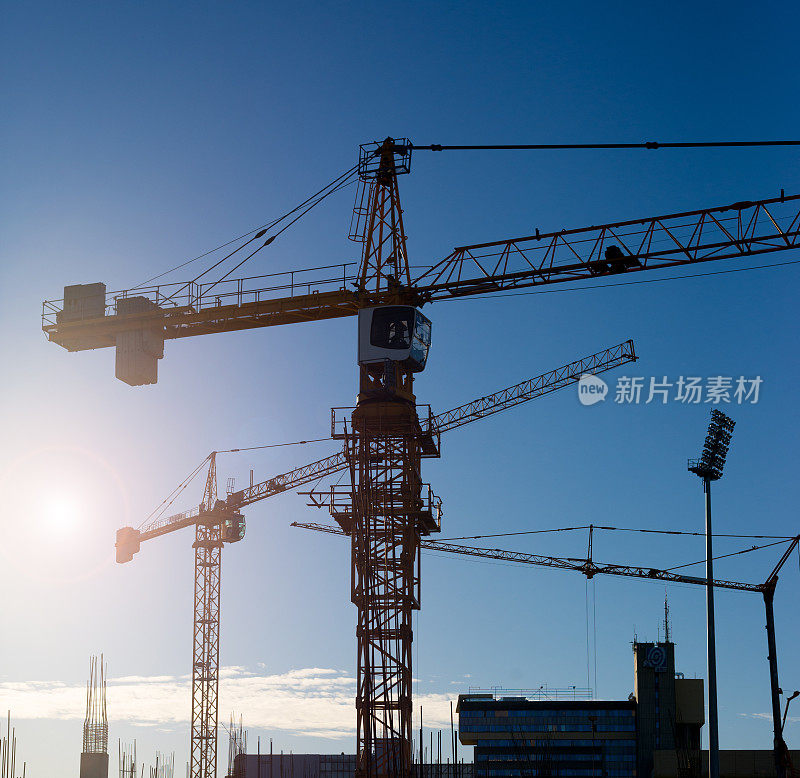 蓝天和阳光下的建筑工地