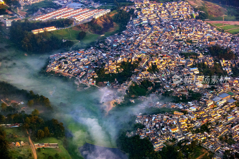 城市上空的云层。