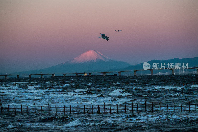 日出时，我感觉到富士山。