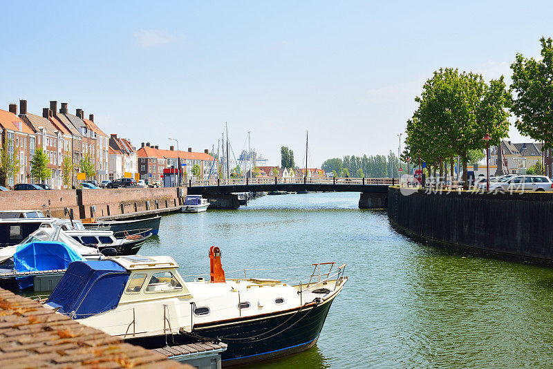 荷兰的米德尔堡。运河边有漂亮的房子和船。