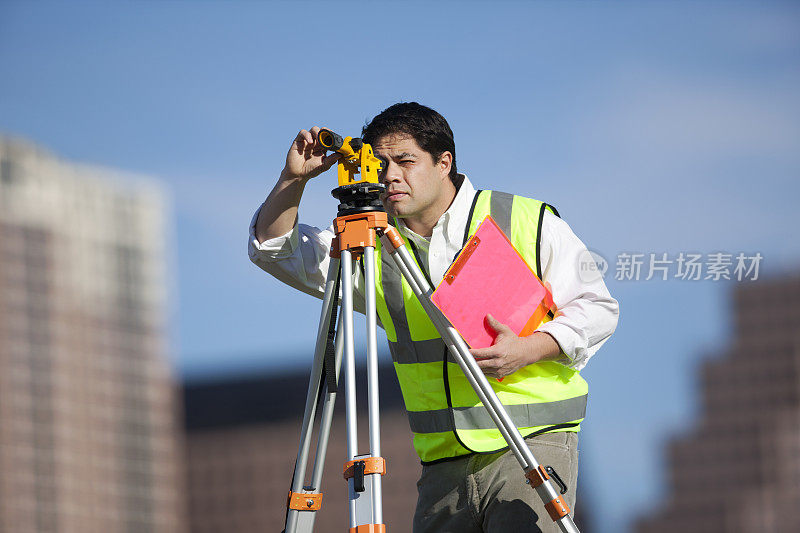 西班牙建筑工人正在查看测量设备