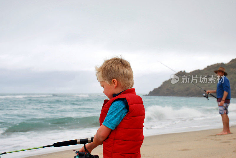 一名男子为夏日冲浪垂钓准备鱼饵