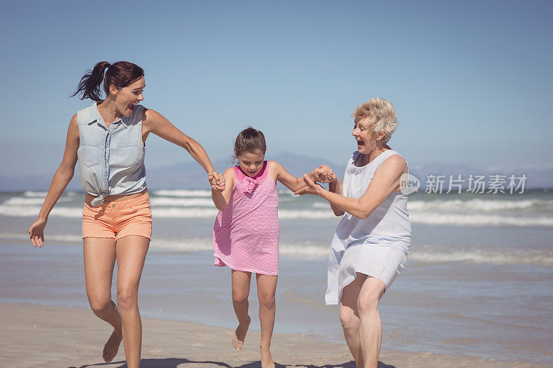 多代同堂的一家人在沙滩上玩得很开心