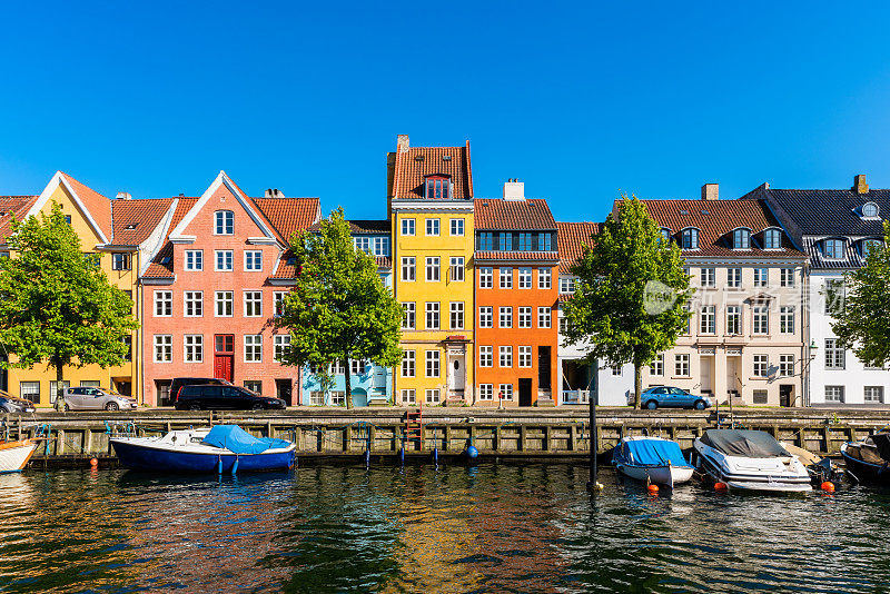 丹麦哥本哈根，沿着运河的五颜六色的房子