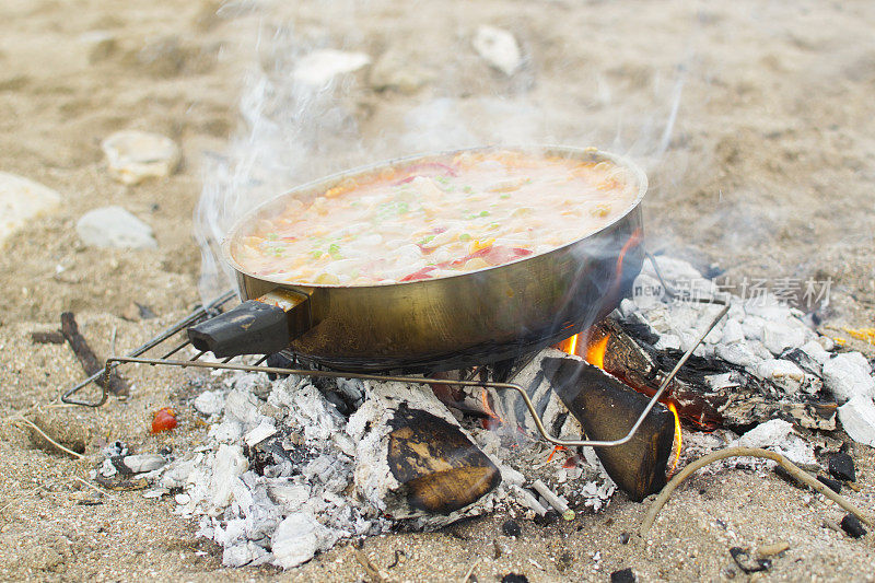 在沙滩上用明火烹饪