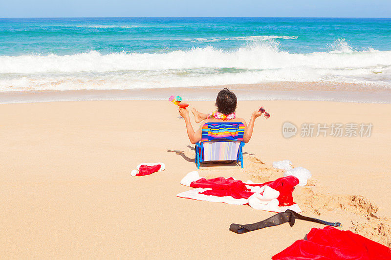 圣诞老人在热带海滩的寒假假期