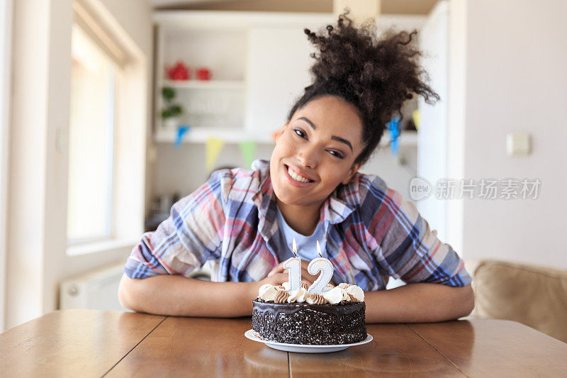 女人拿着插着蜡烛的生日蛋糕