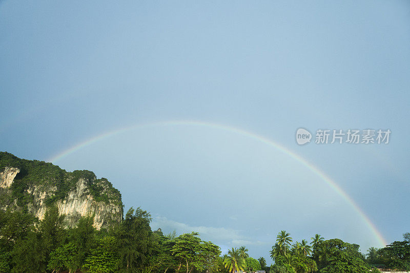 彩虹和悬崖在拉伊莱海滩，甲米，泰国