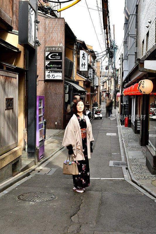 穿着和服的日本妇女站在京都的蓬托町