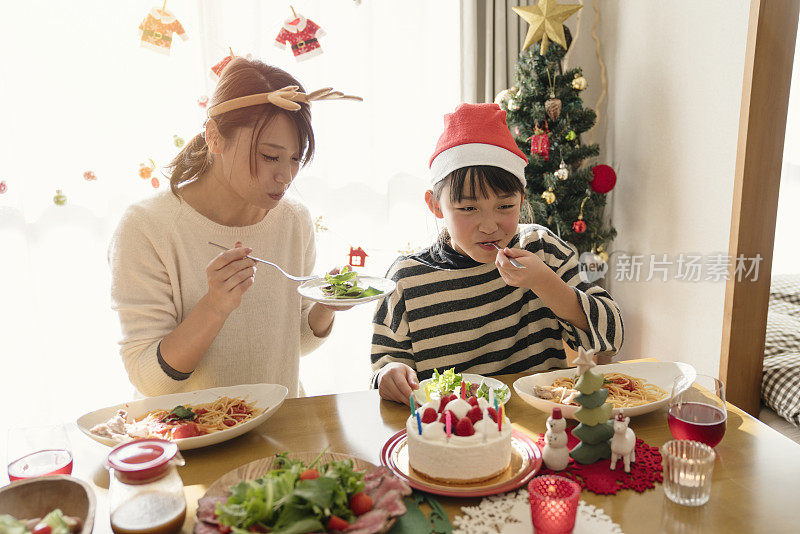 妈妈和女儿喜欢吃圣诞食品