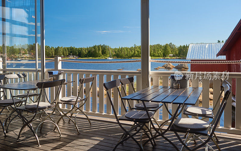 瑞典的夏日咖啡馆，可以看到湖景。
