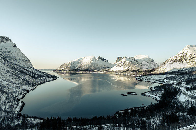 挪威北部Senja岛的伯格斯峡湾冬季景色