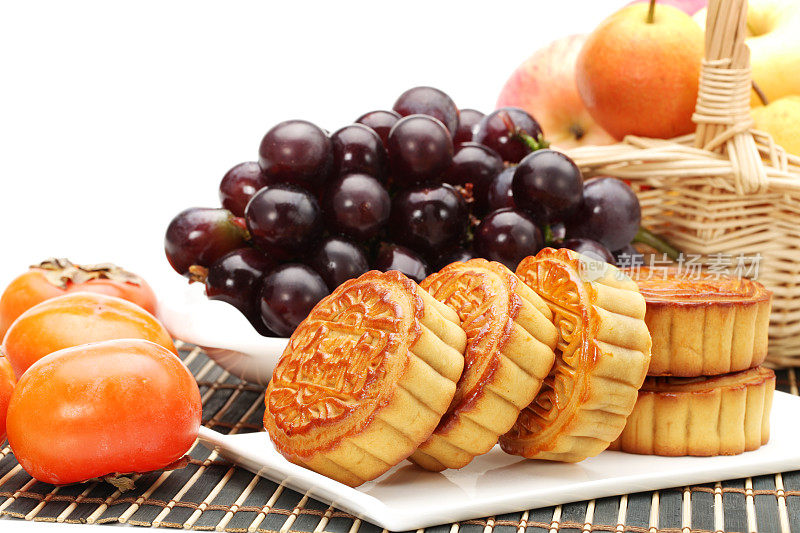 月饼，水果，柿子，苹果，橘子近距离在白色的背景