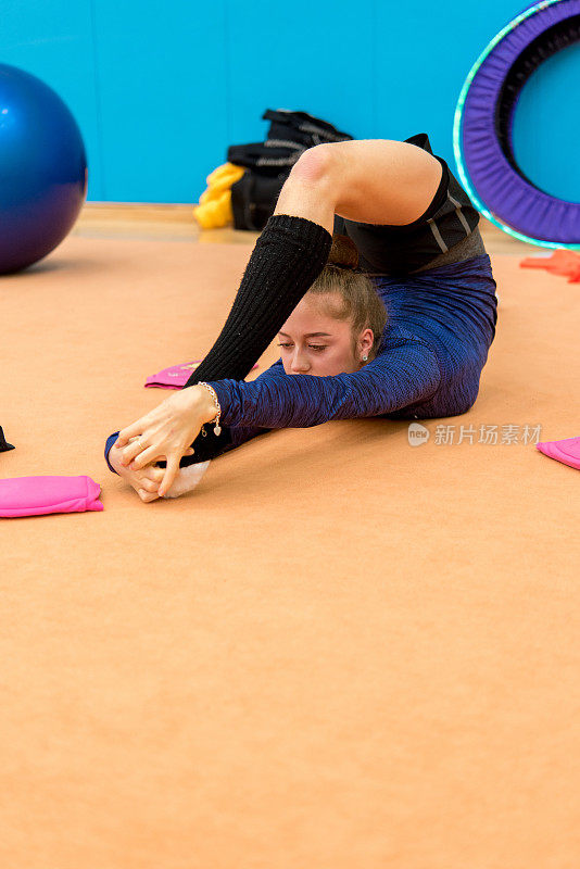 少女艺术体操运动员伸展