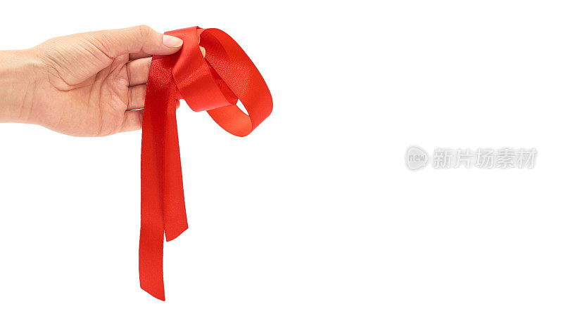 女人手里拿着红色的礼品包装带。孤立在白色背景上。复制空间、模板