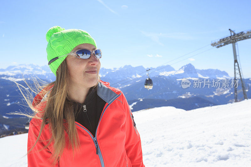 业余冬季运动高山滑雪。金发碧眼的女人在阳光明媚的滑雪胜地滑雪。高山雪景。Kronplatz，意大利南蒂罗尔的白云石山。