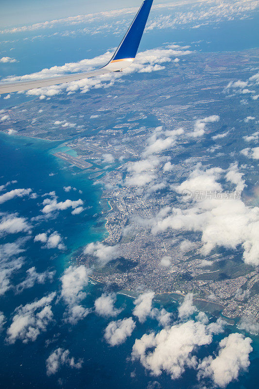 在夏威夷瓦胡岛的威基基海滩上空飞行