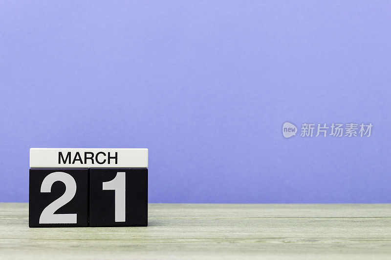 3月21日。月21日，台历以紫色为背景。春天的时候，空白的文字空间