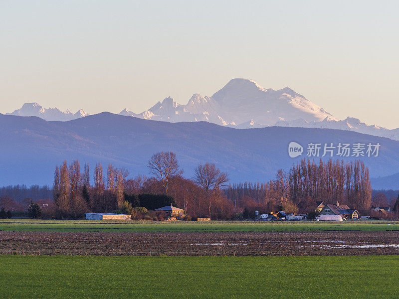 黄昏时风景优美的贝克山