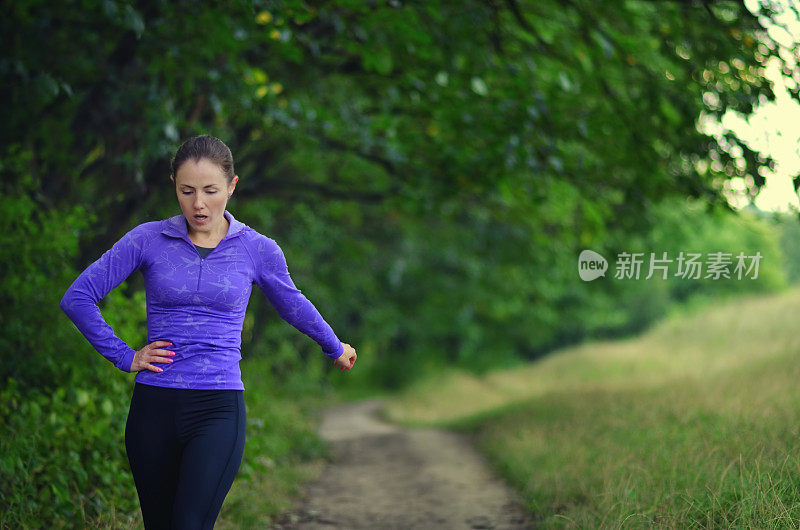 疲惫的小女孩在森林里奔跑。