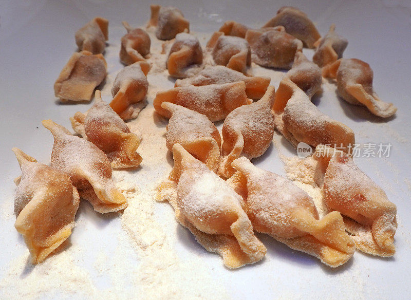 一种意大利饺子，意大利贝加莫地区的传统食物