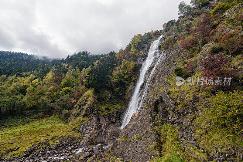 瀑布在欧洲阿尔卑斯山，意大利