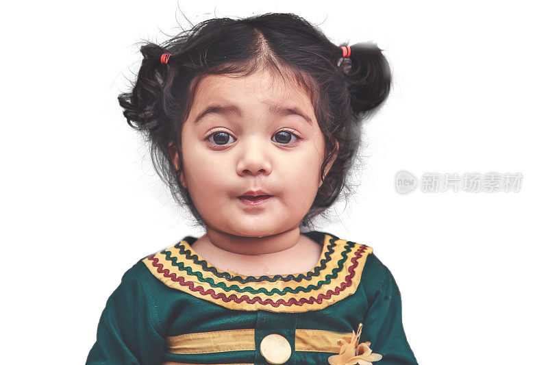 可爱的小印度女孩肖像，孤立在白色的背景