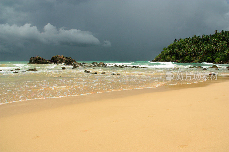 美丽的海滩在马里萨，斯里兰卡