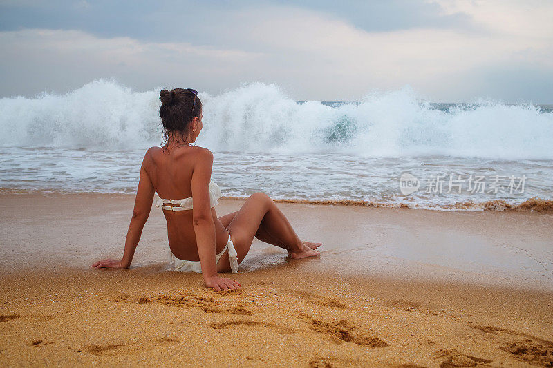 年轻漂亮的女人在夏天在海边玩