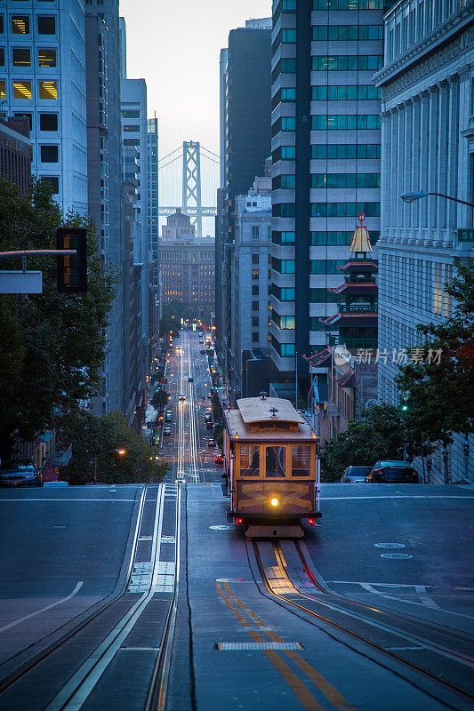 黄昏时分，美国加利福尼亚州著名的加州大街上的历史悠久的旧金山缆车