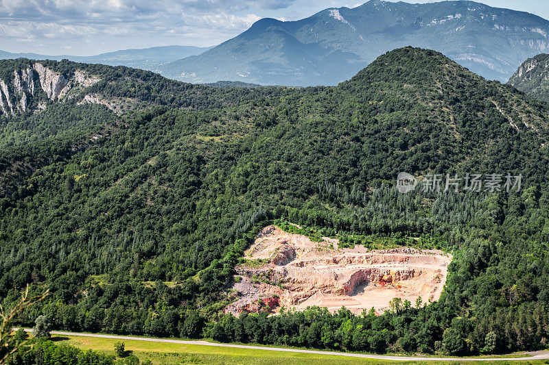 近距离观察在奥弗涅-罗纳-阿尔卑斯地区的法国布盖阿尔卑斯山脉森林中采石场的大洞