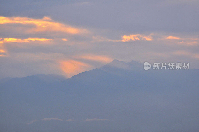 夕阳中的龙泉山