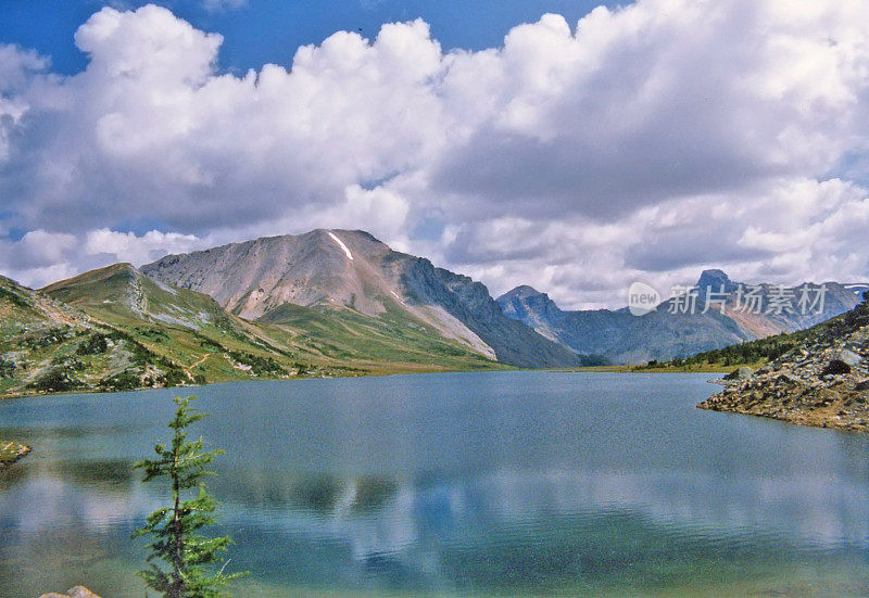 夏季有山湖，周围有山峰