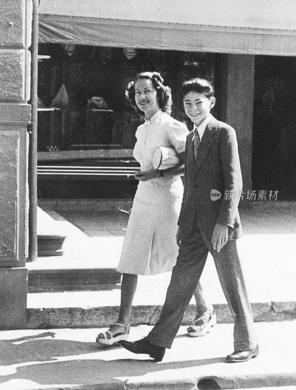 1941年，一对年轻的意大利夫妇在散步