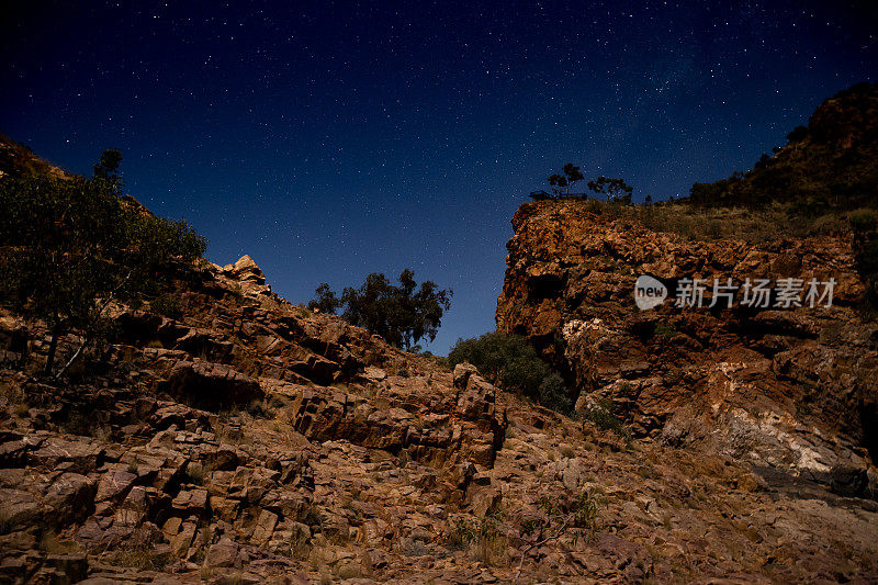 银河系的星星在西麦克唐奈山脉的奥米斯顿峡谷上空闪耀