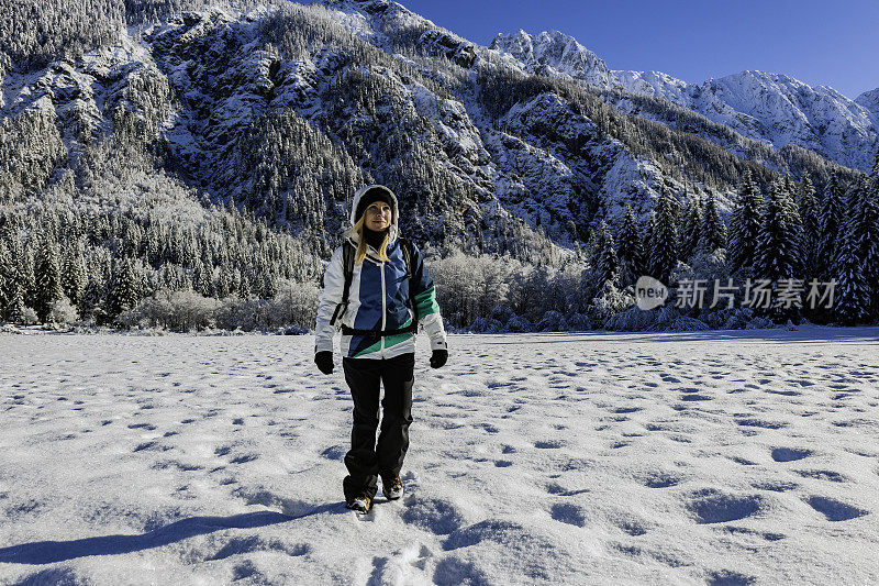 一个年轻的女人享受冬天的清晨田园，朱利安阿尔卑斯山，欧洲，意大利