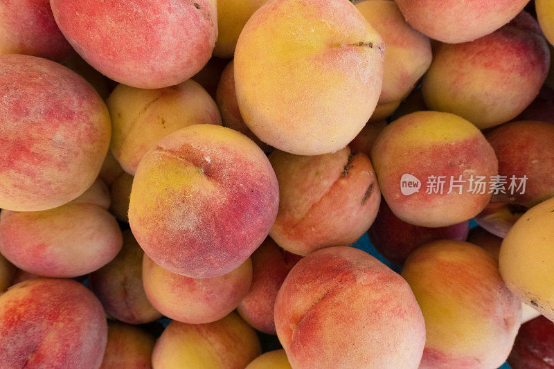 新鲜的桃子摊在街头有机食品市场。