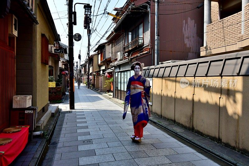 穿着舞子服装的日本女人走在京都祗园街