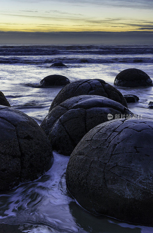 黎明时分的莫拉基巨石