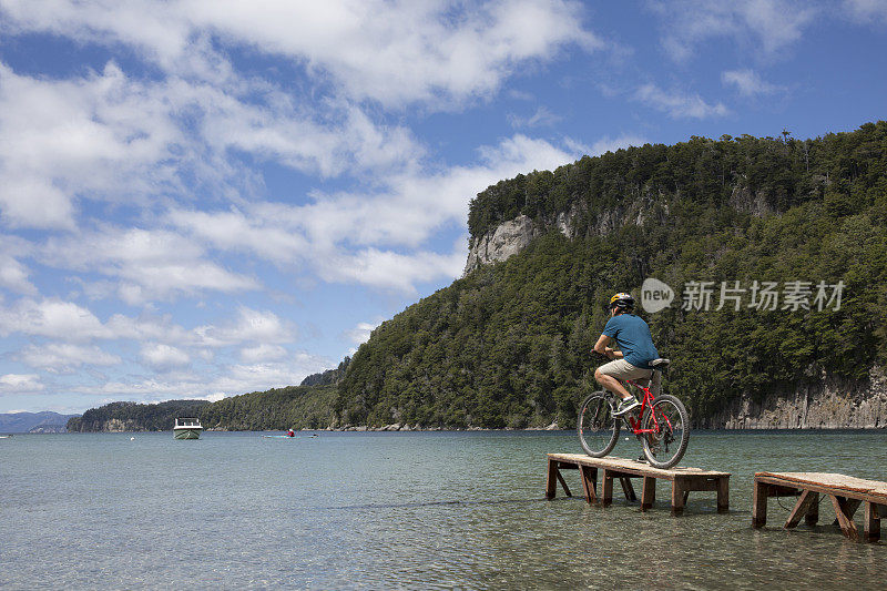 男自行车手码头山湖