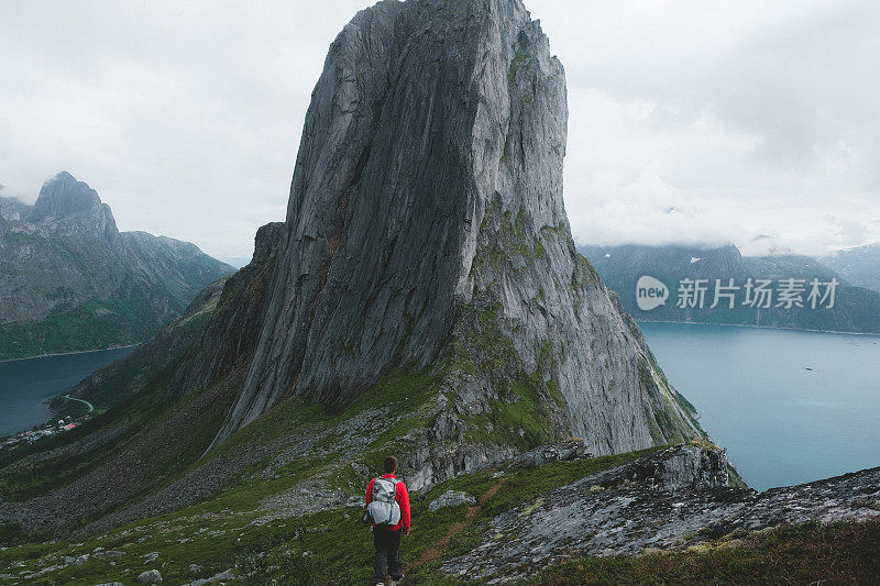 背着背包的男子徒步旅行到挪威北部美丽的塞格拉山