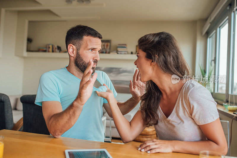 愤怒的女人对着男朋友大喊大叫