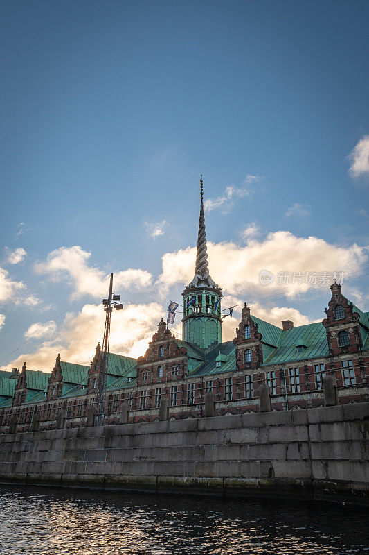 丹麦哥本哈根的教堂尖顶，来自运河